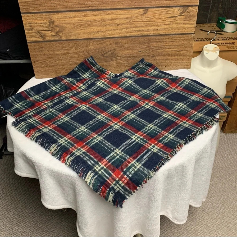 Plaid one size Poncho green/red/blue with fringe - Picture 3 of 6